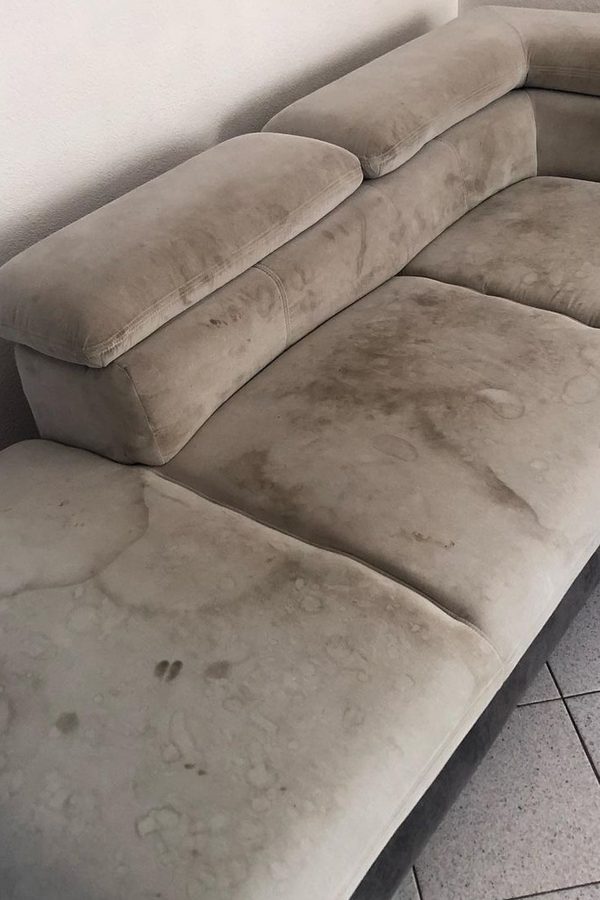 Canapé beige avec auréoles avant nettoyage — MyClean Rennes