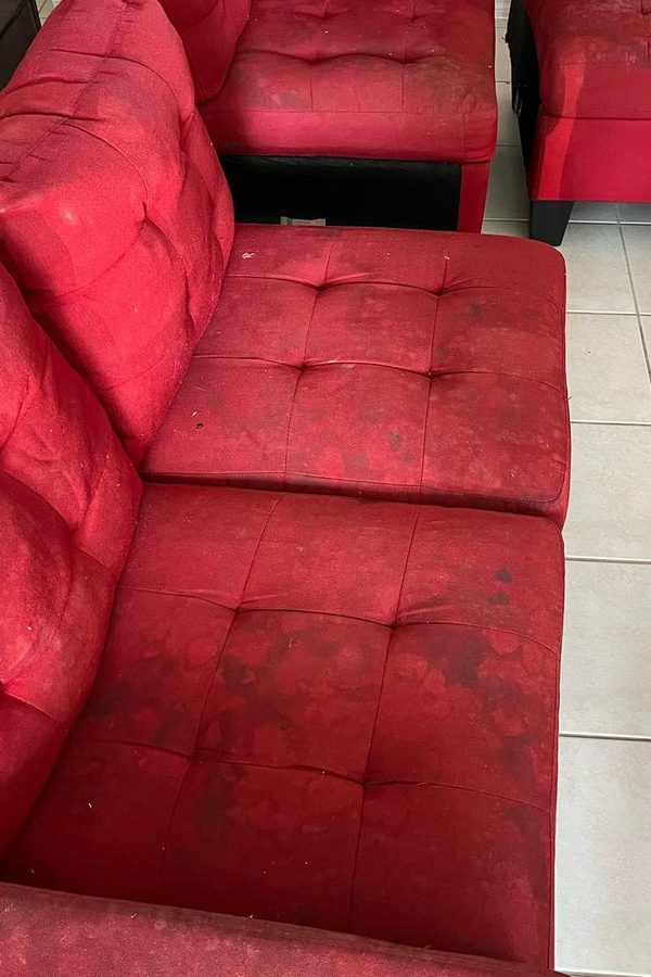 Canapé rouge très taché avant nettoyage — MyClean Rennes