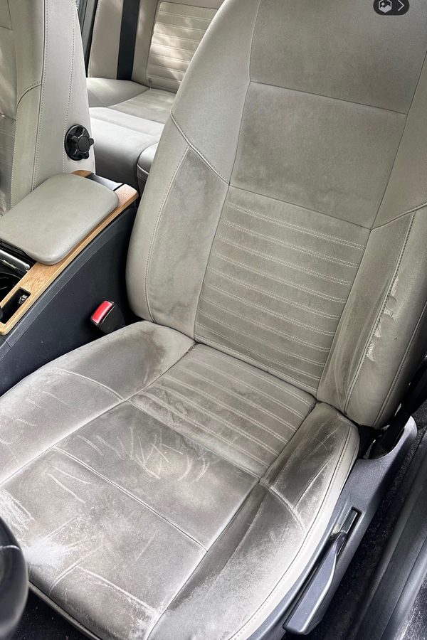 Siège auto beige très sale avant nettoyage — MyClean Rennes